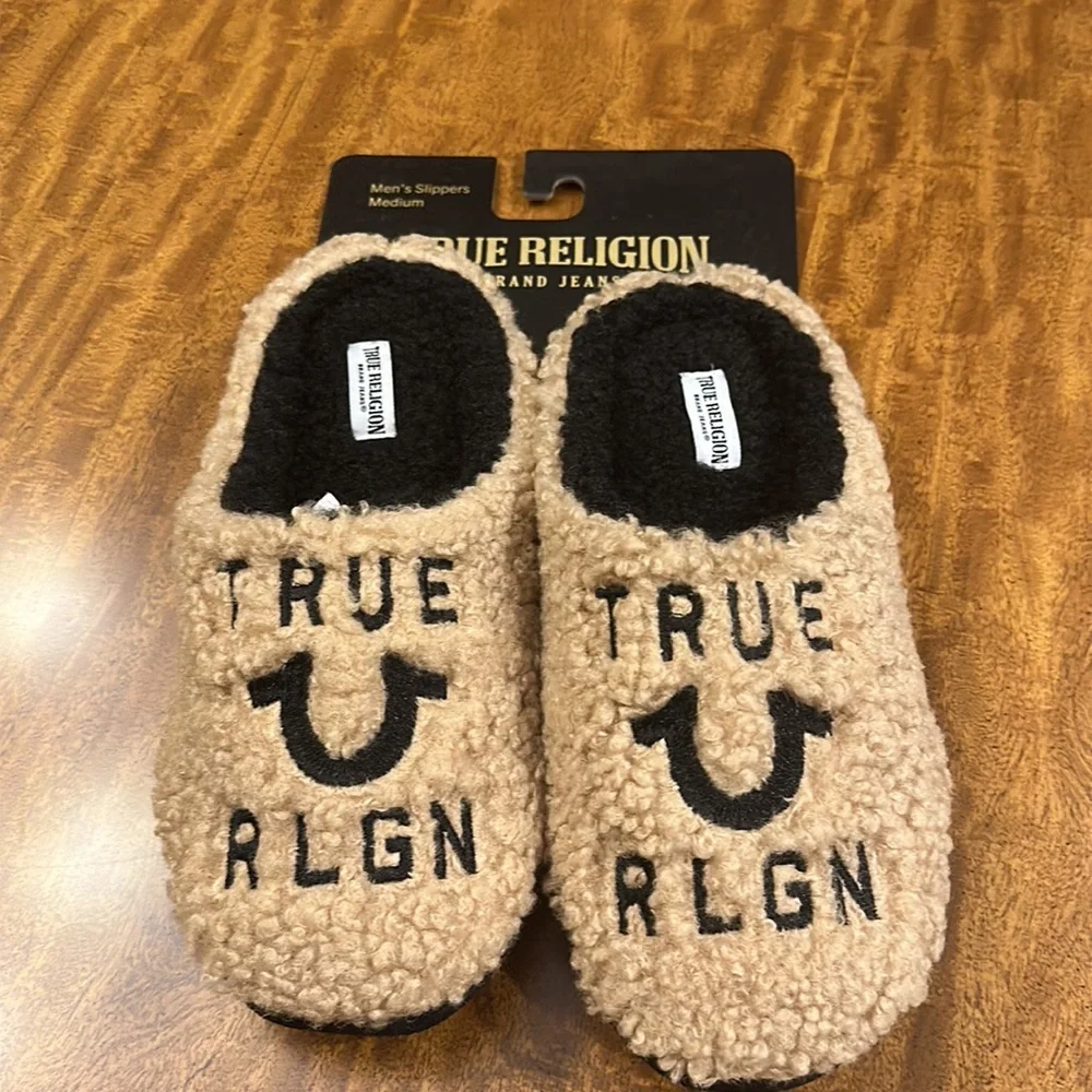 TRUE RELIGION men’s Faux Shearling Slippers Camel Beige Black